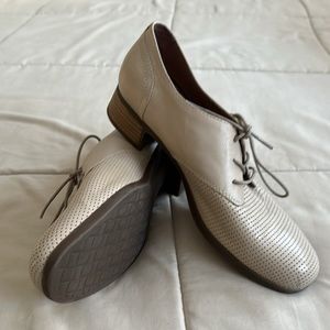 Dansko Women’s Louise Derby Shoes Size 41 (10.5 - 11). Excellent condition.